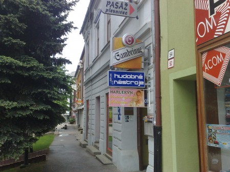 príchod z námestia